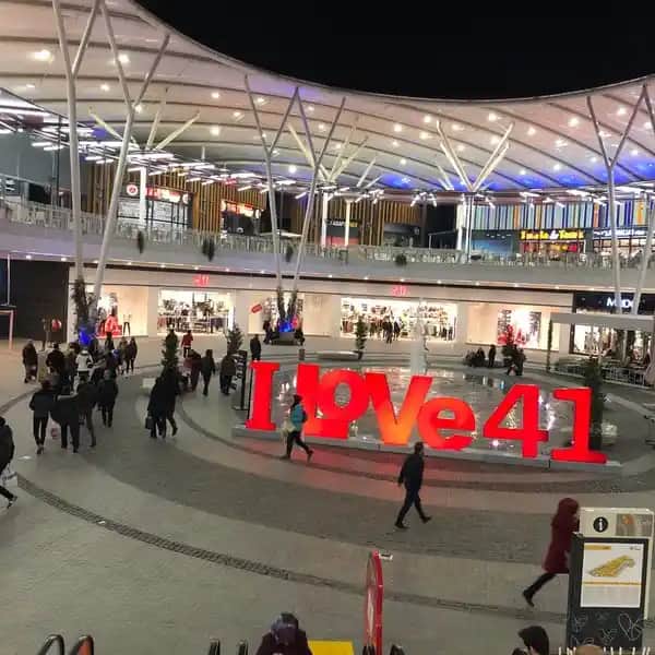 İzmit'te 41 Burda AVM'de Ayakkabı ve Aksesuar Seçenekleri ile Modern Alışveriş Deneyimi