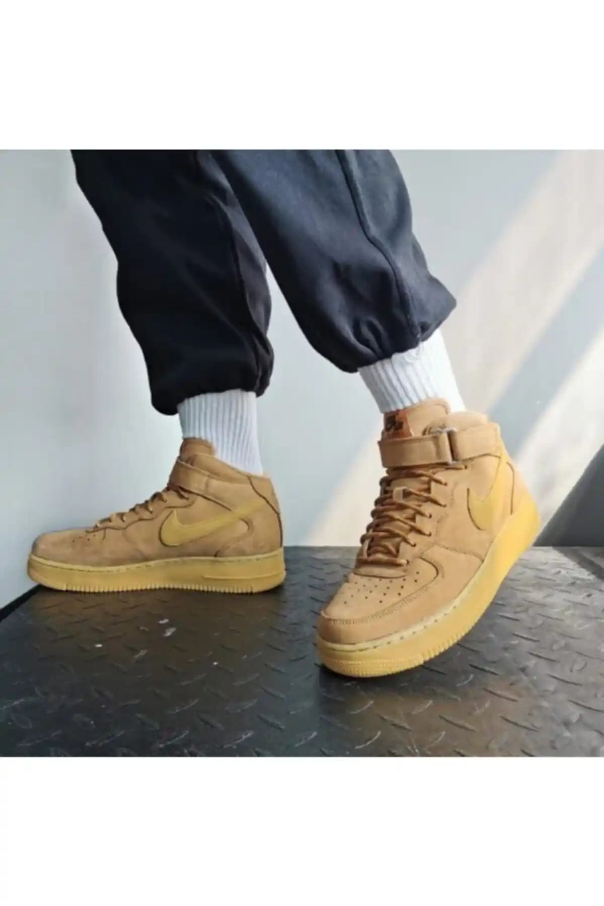 Kahverengi Nike Air Force 1: Şıklık ve Konforu Bir Arada Sunan Ayakkabı Seçeneği
