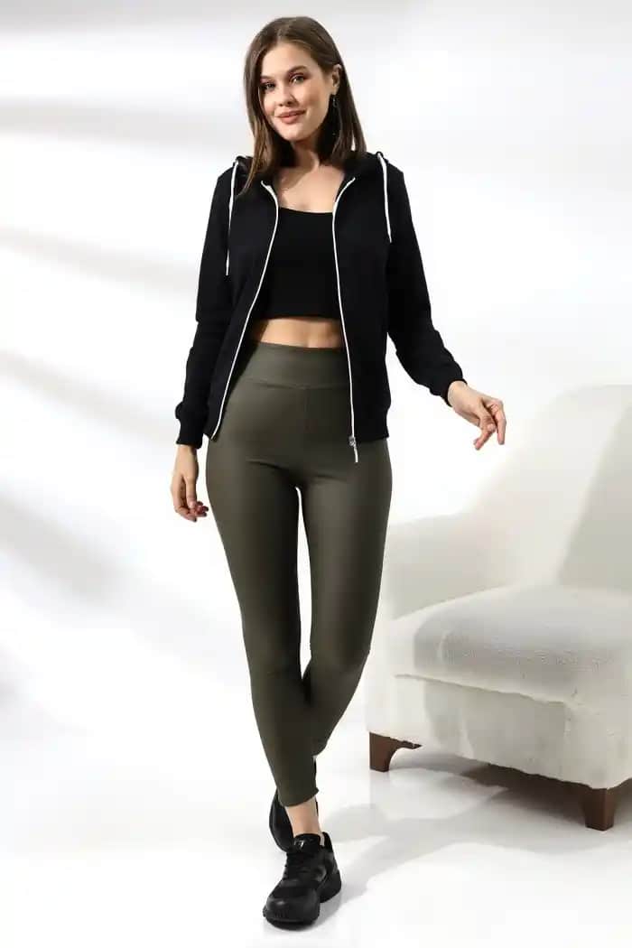 Kapşonlu İnce Montlar: Şıklık ve Fonksiyonellik Sunan Güncel Trendler