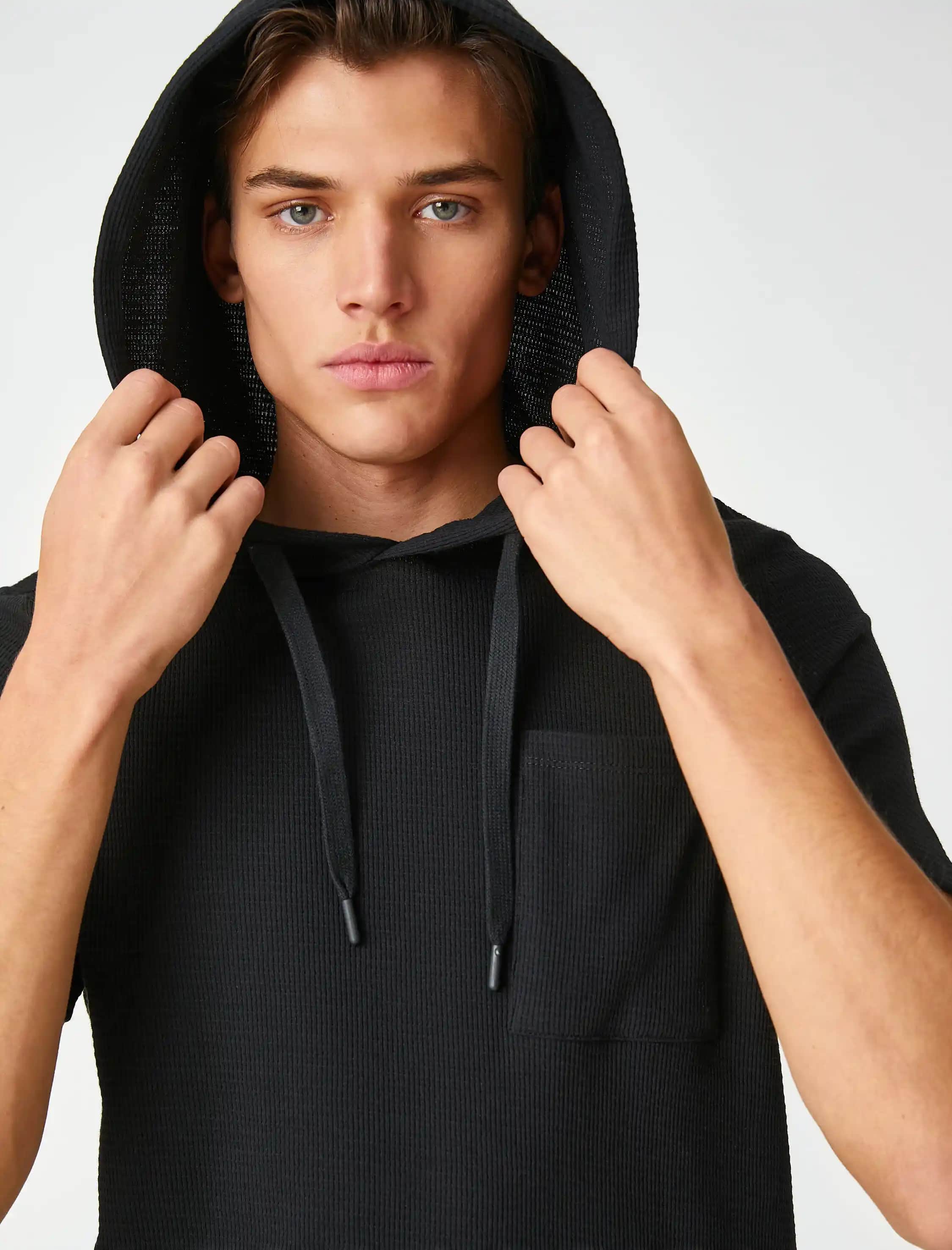 Kapüşonlu Tişörtler: Rahat ve Şık Günlük Moda Parçası ve Kombin İpuçları