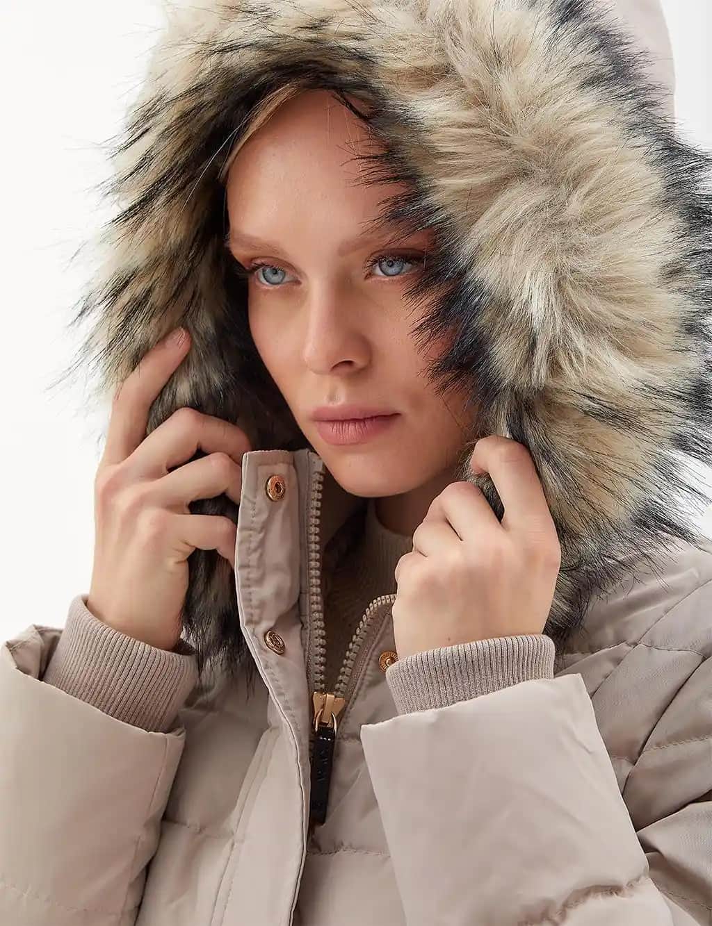 Kayra Kaz Tüyü Yelekleri: Kış Modasında Şıklık ve Konforun Birleşimi