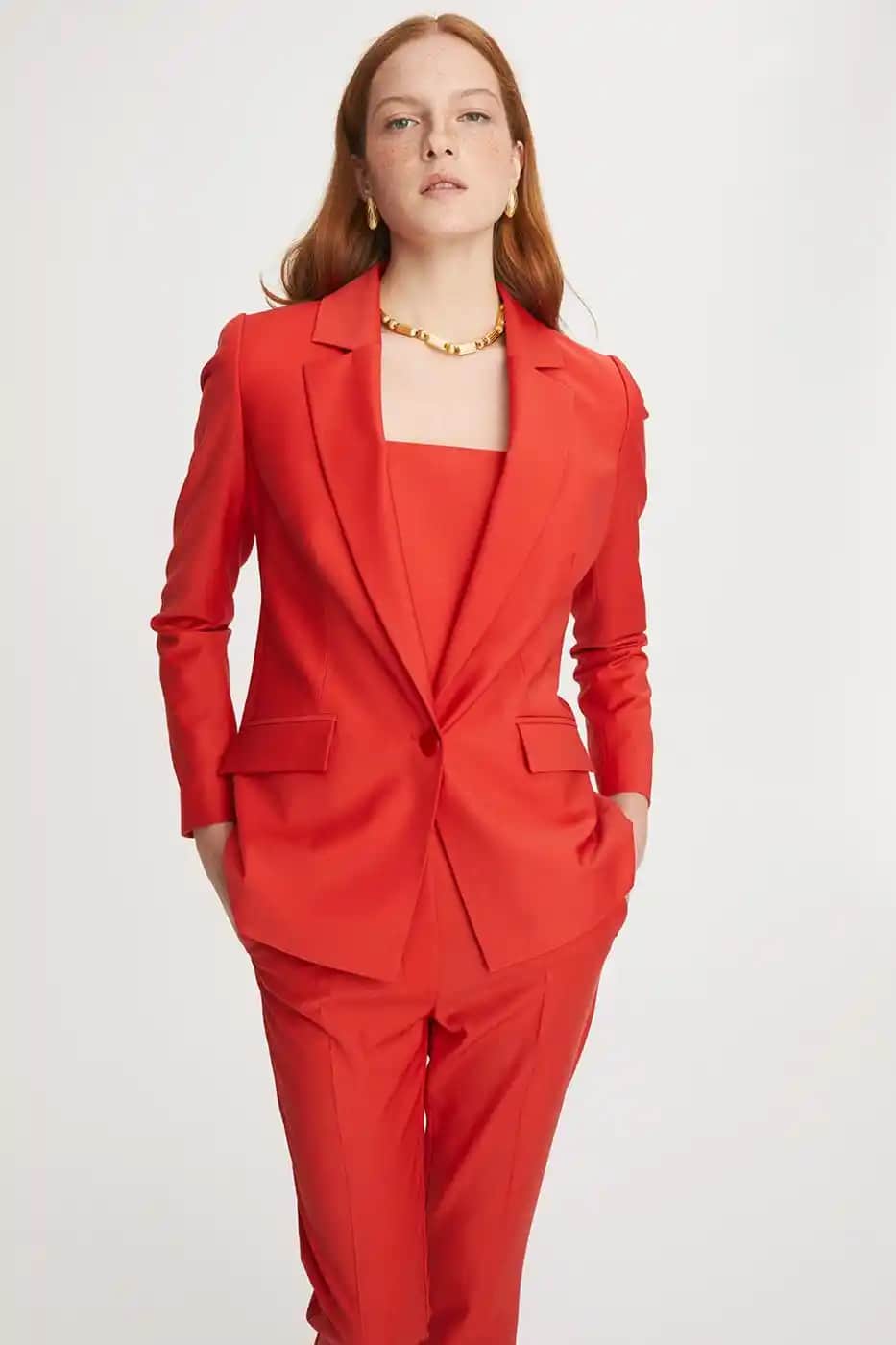 Kırmızı Ceket ve Ayakkabı Aksesuarlarıyla Şık ve Uyumlu Kombinler Oluşturma Rehberi