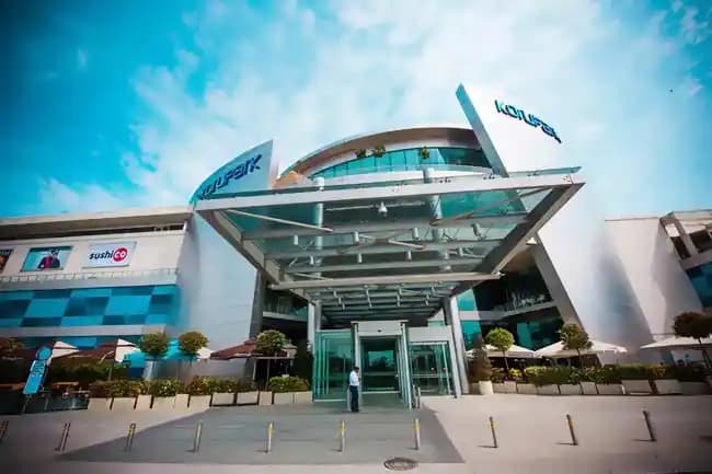 Korupark Bursa'da Lacoste Mağazasıyla Şıklık ve Konforun Bir Arada Sunulduğu Alışveriş Noktası