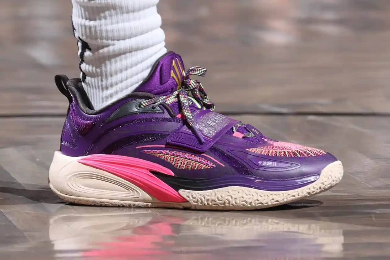 Kyrie 1 Basketbol ve Günlük Hayatta Şıklığın İkonik Temsilcisi