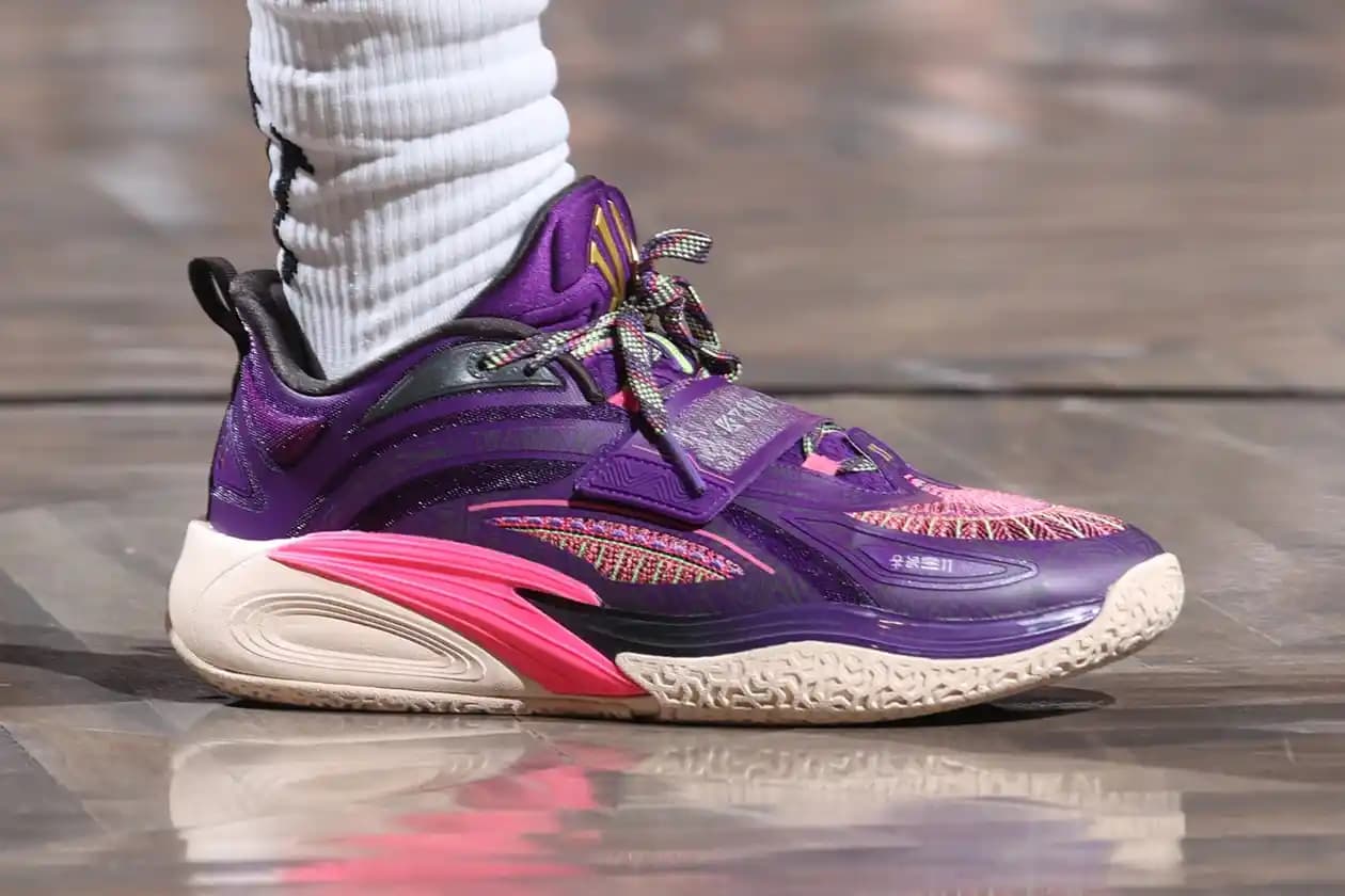 Kyrie 1 Basketbol ve Günlük Hayatta Şıklığın İkonik Temsilcisi