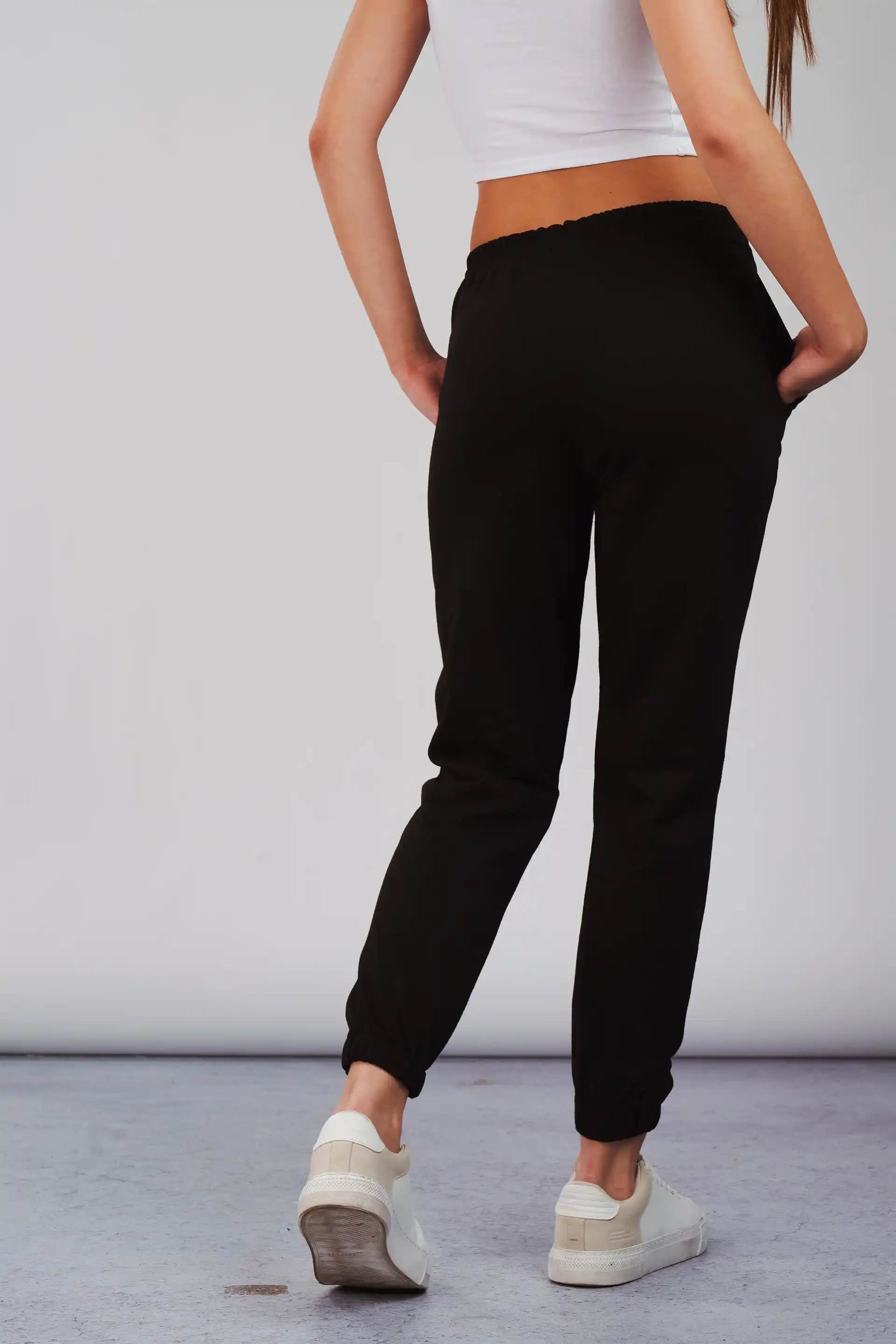 Lastikli Eşofman Altları: Konfor ve Şıklığı Bir Arada Sunan Modern Spor Giyim Parçası