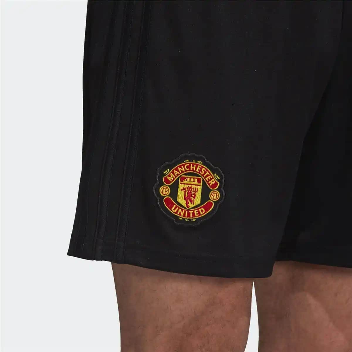 Manchester United Şortları: Kulüp Renkleri ve Modern Tasarımlarla Spor ve Günlük Şıklık