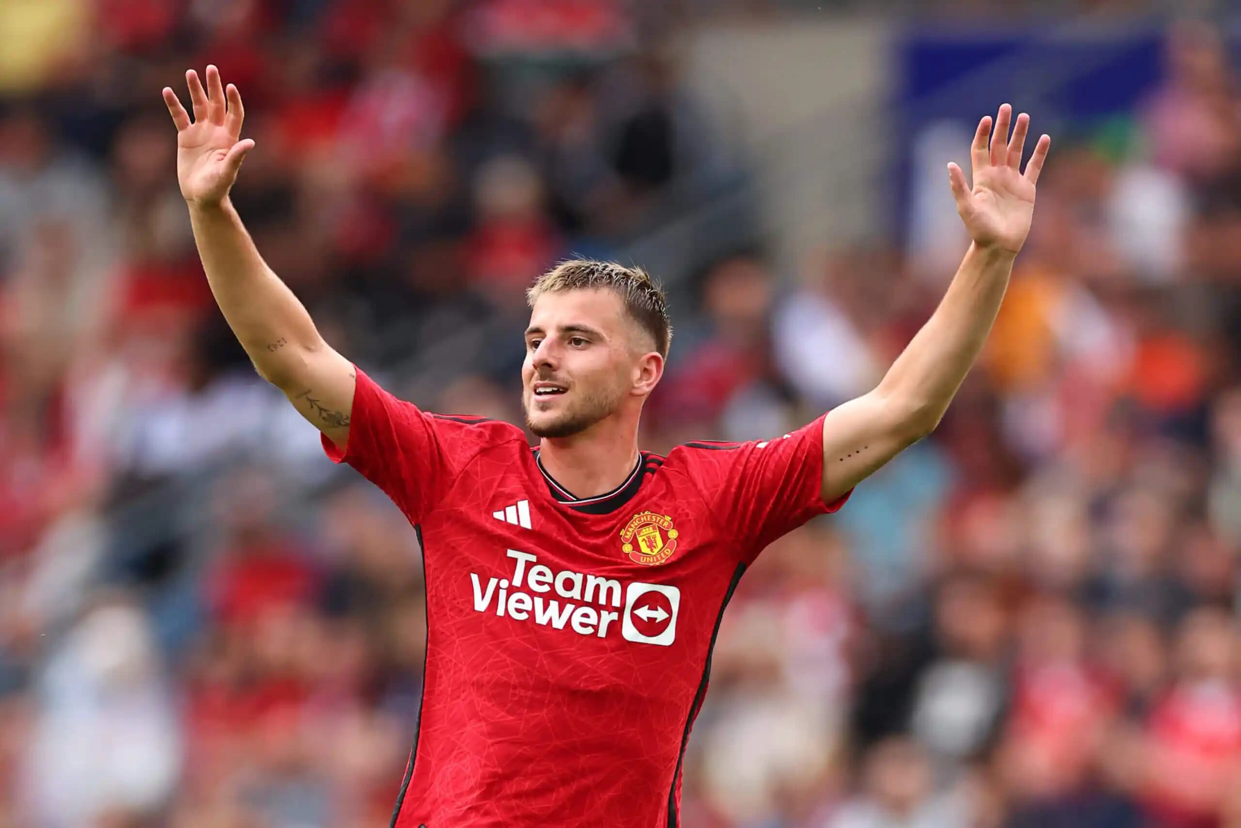 Manchester United Temalı Ayakkabılar ve Aksesuarlarla Şıklık ve Konforun Birleşimi