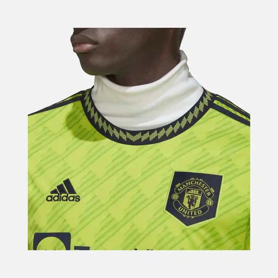 Manchester United Yeşil Renkli Spor Giyim ve Aksesuarları: Moda ve İşlevsellik Bir Arada