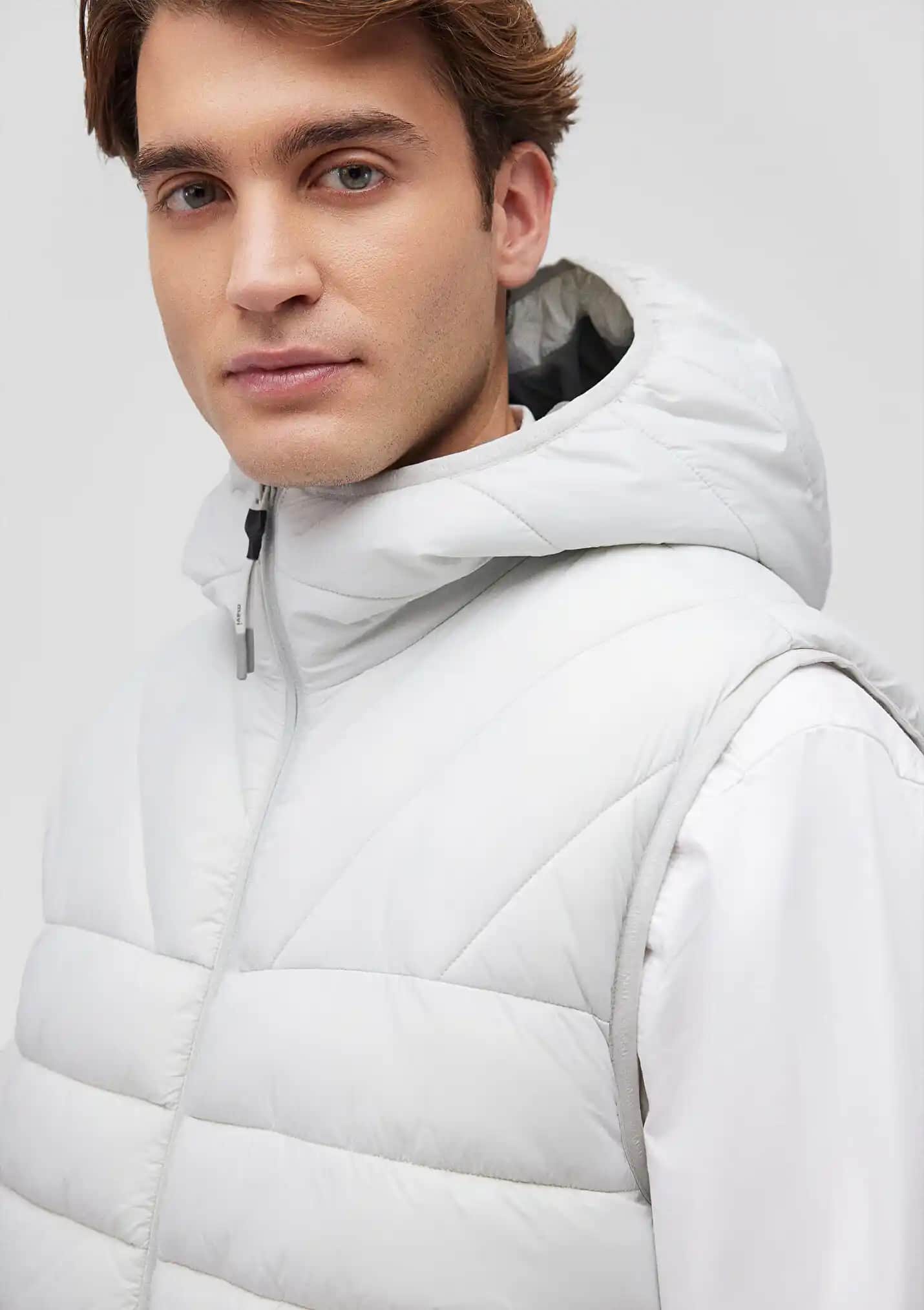 Mavi Şişme Yelek ve Ayakkabı Aksesuarlarıyla Şık ve Konforlu Kombinasyonlar