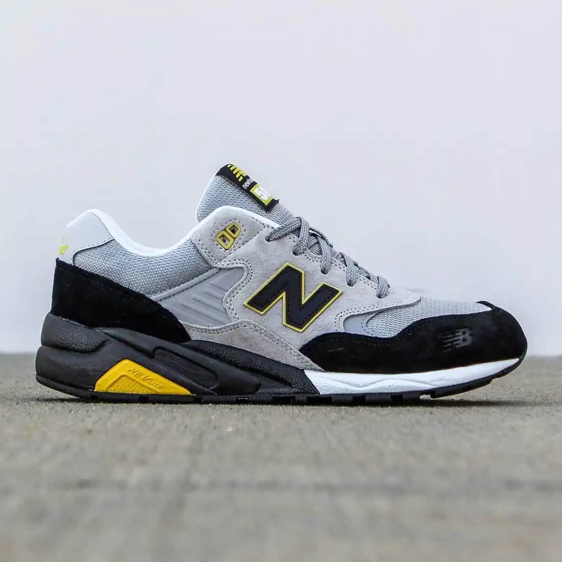 New Balance 580: Konfor ve Şıklığın Bir Arada Olduğu Günlük Spor Ayakkabısı