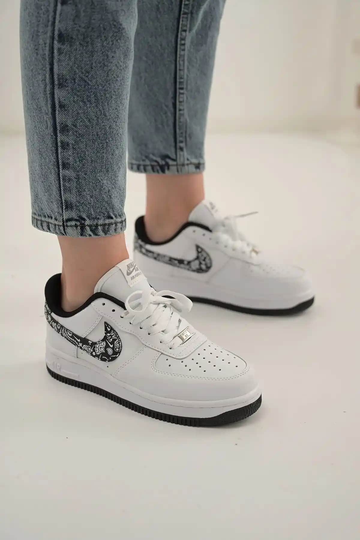 Nike Air Force 1 Desenli Ayakkabılar: Modern Tasarımlar ve Stil İpuçları