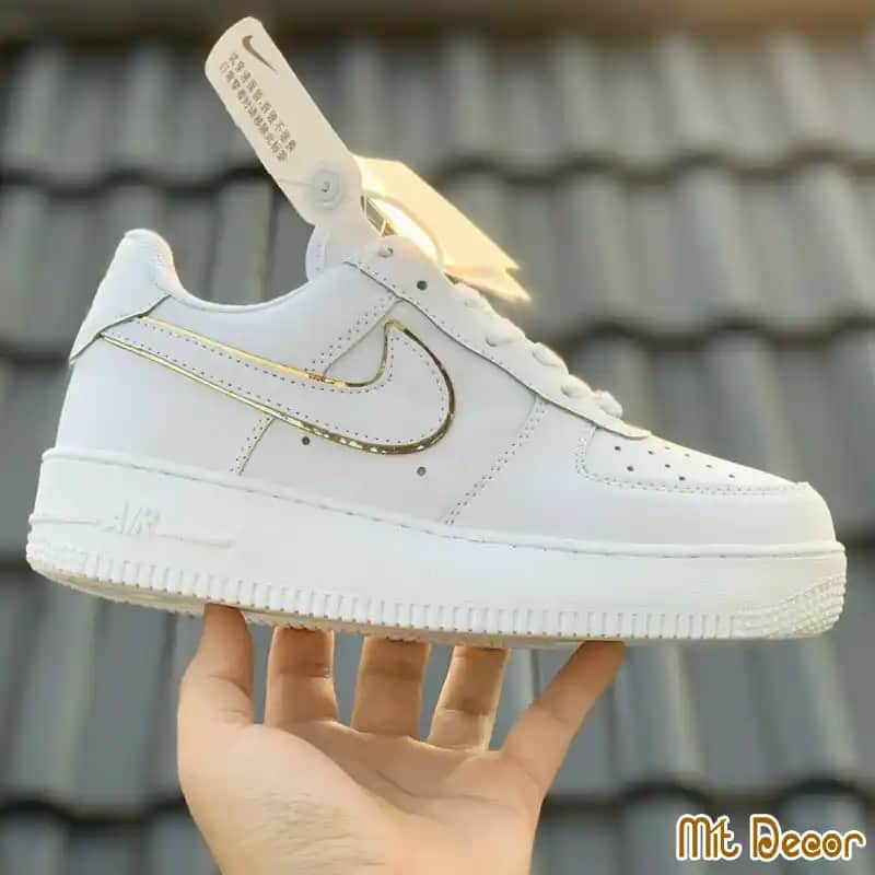Nike Air Force 1 Essential Gold: Şıklık ve Konforu Bir Arada Sunan Lüks Spor Ayakkabı