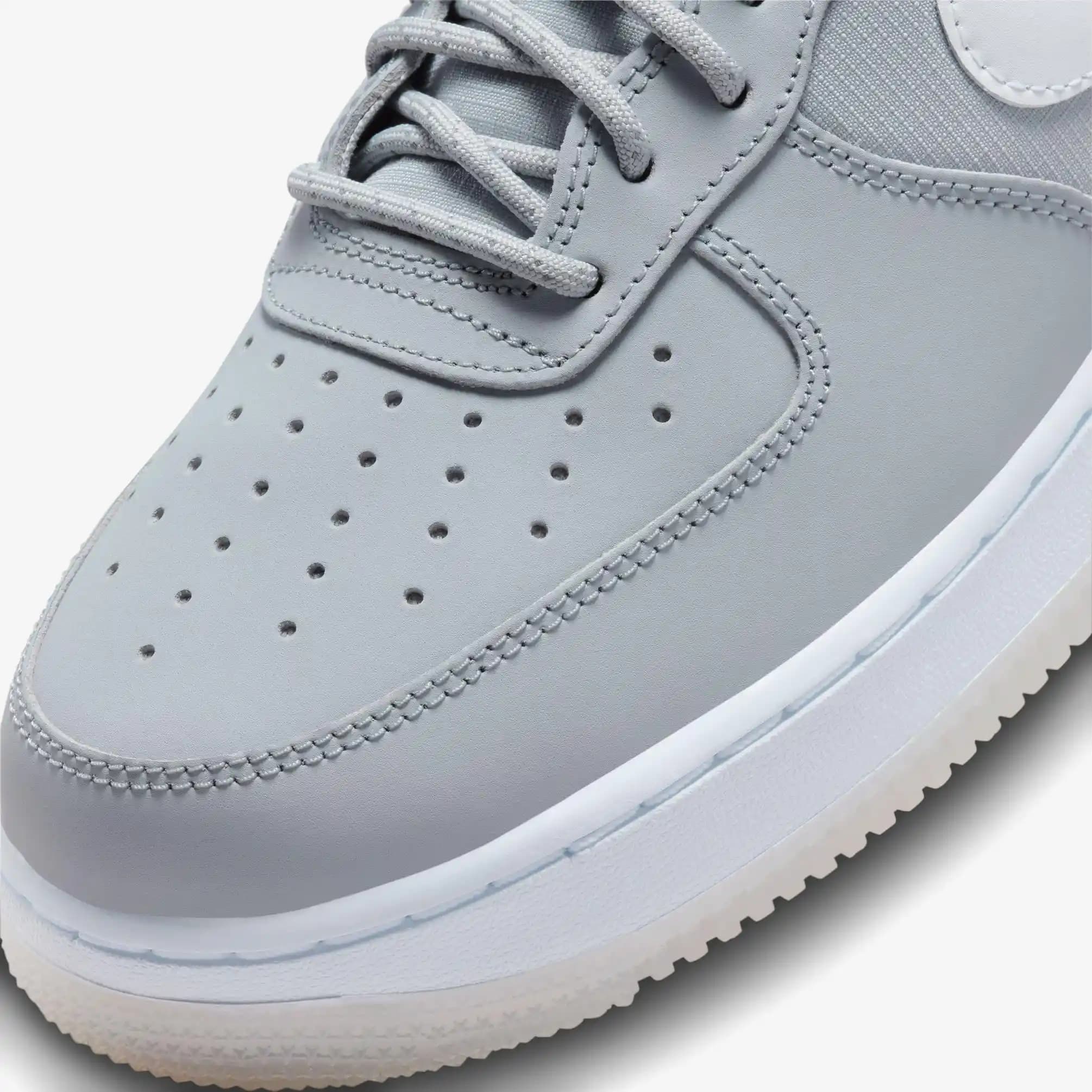 Nike Air Force 1 Gri: Şıklık ve Konforun Buluştuğu Modern Spor Ayakkabı