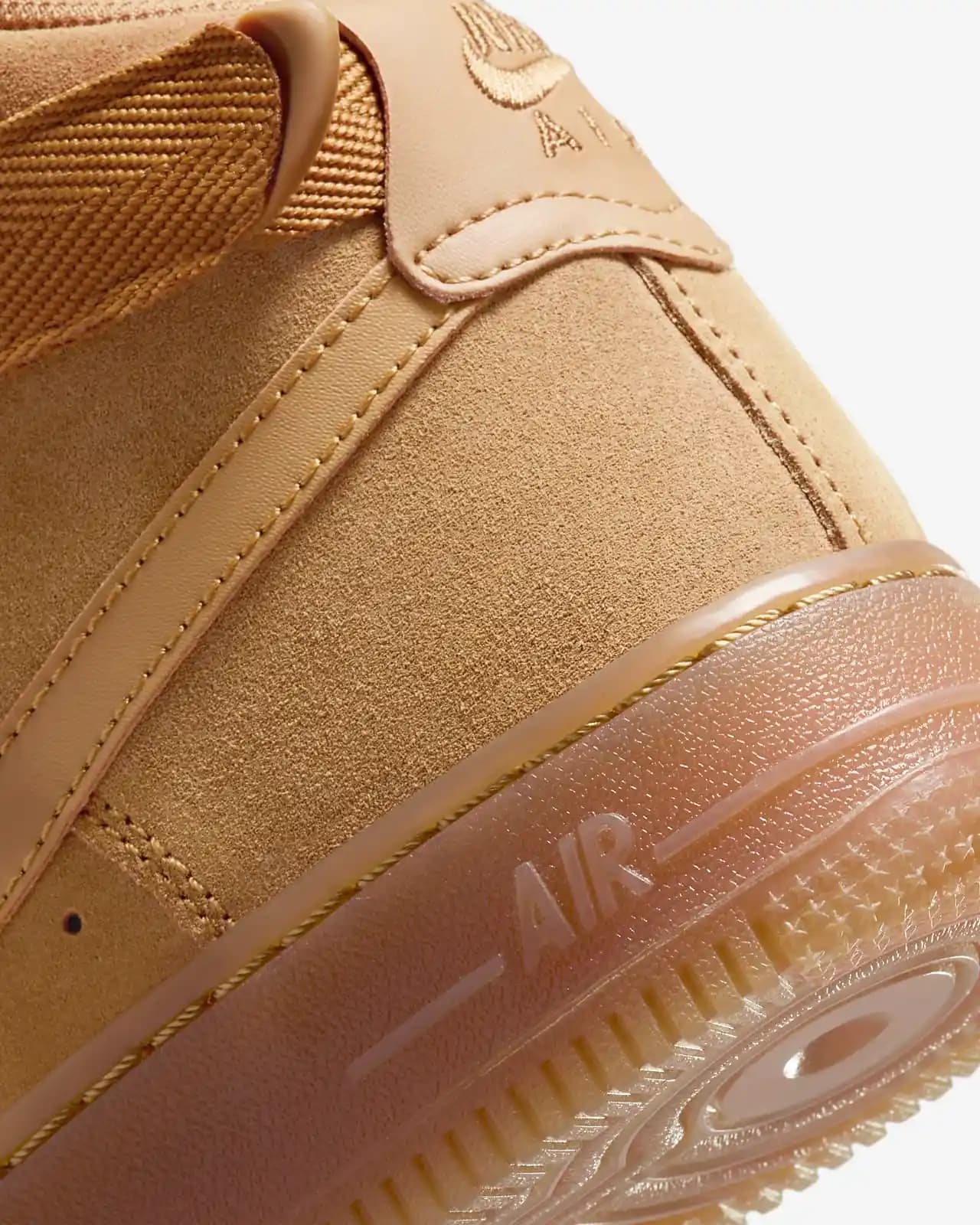 Nike Air Force 1 High LV8 3: Modern Tasarımı ve Konforuyla Moda Dünyasında Öne Çıkan Ayakkabı