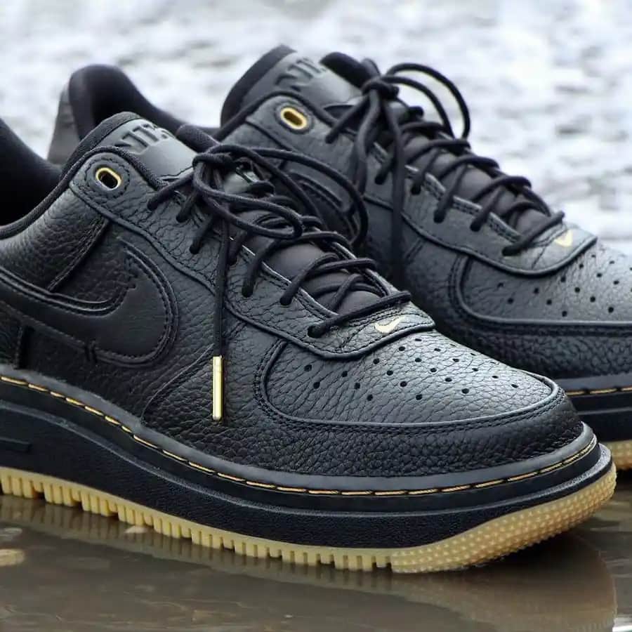 Nike Air Force 1 Luxe Siyah Ayakkabı: Şıklık ve Konforun Mükemmel Buluşması