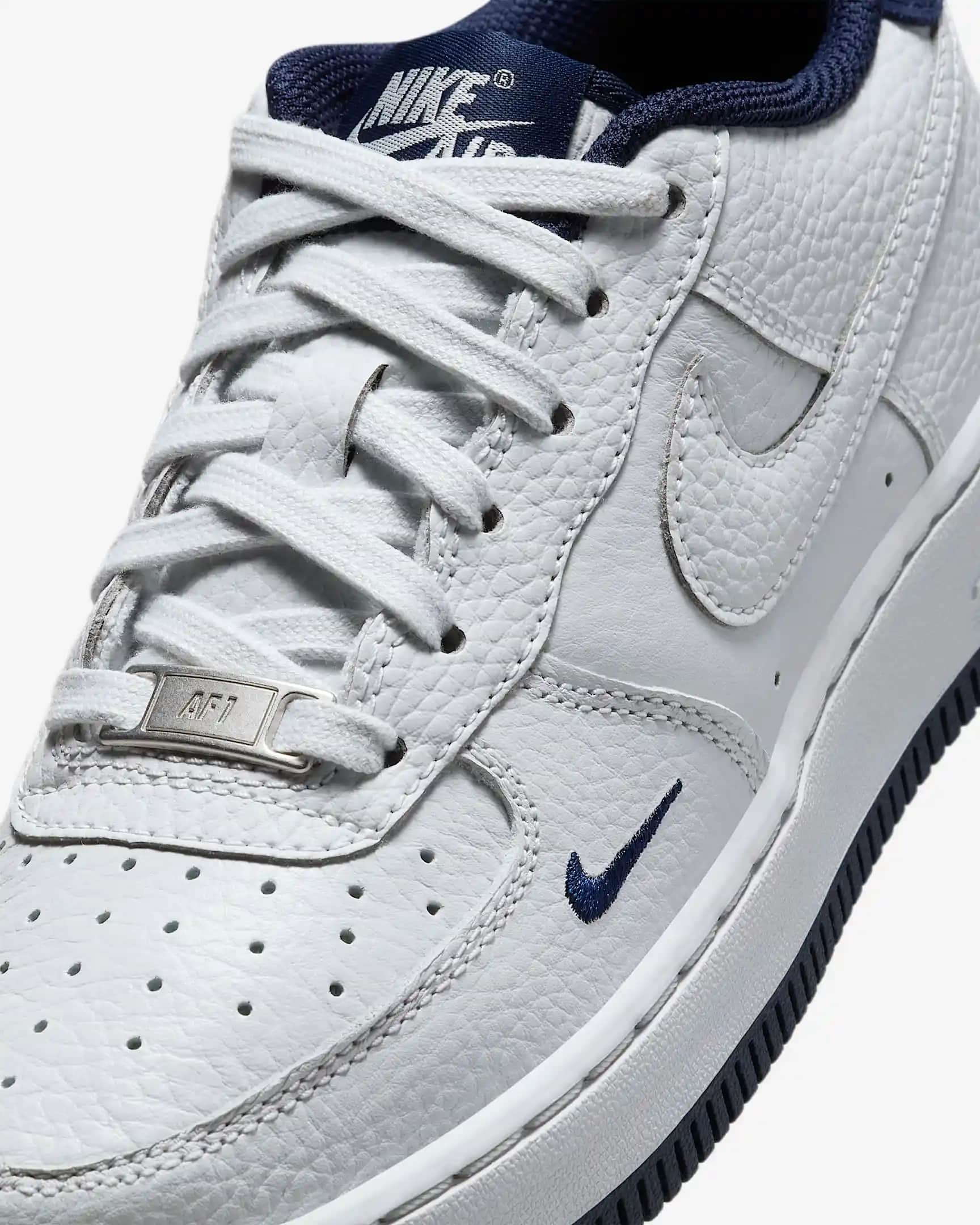 Nike Air Force 1 LV8: Modern Tasarımı ve Çok Yönlü Kullanımıyla Popüler Spor Ayakkabı