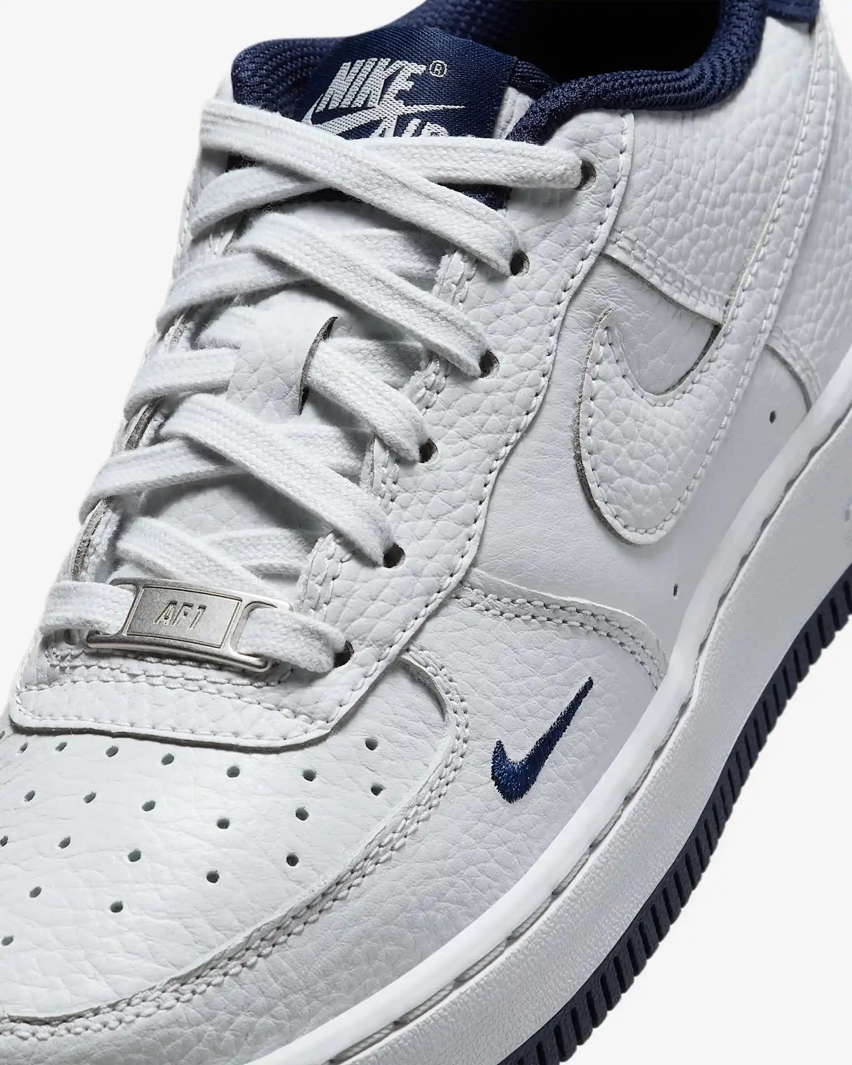 Nike Air Force 1 LV8: Modern Tasarımı ve Çok Yönlü Kullanımıyla Popüler Spor Ayakkabı