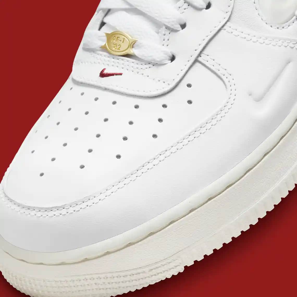 Nike Air Force 1 Premium: Şıklık ve Konfor Sunan Efsanevi Spor Ayakkabı Seçeneği