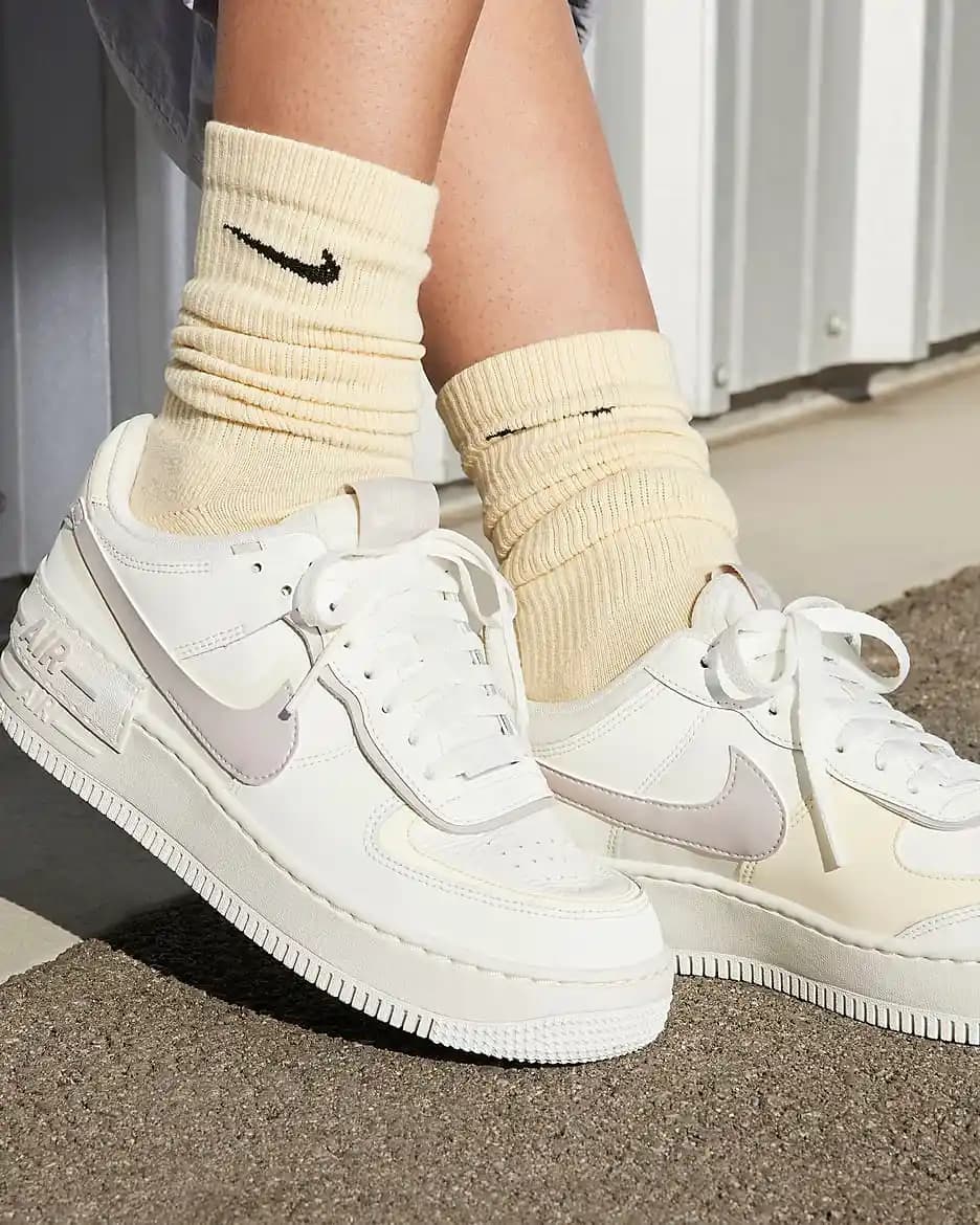 Nike Air Force Bayan Modelleri: Şıklık ve Rahatlığın Bir Arada Sunulduğu Spor Ayakkabıları