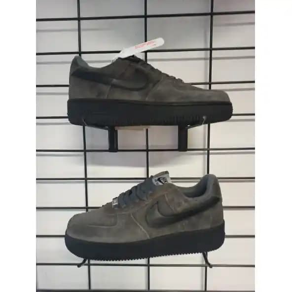 Nike Air Force Gri Süet Ayakkabılar: Şıklık ve Konforun Modern Buluşması