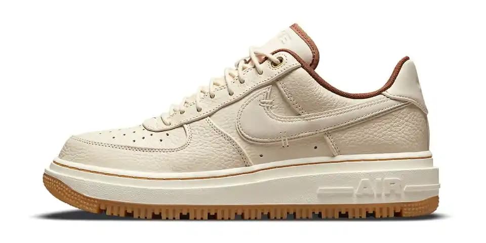 Nike Air Force Luxe Pecan: Şıklık ve Konfor Sunan Modern Spor Ayakkabı Tasarımı
