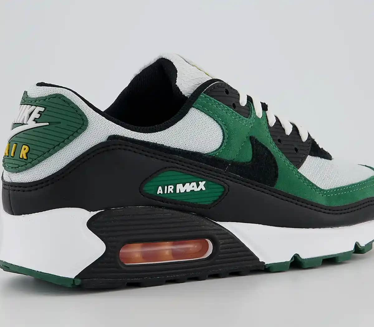 Nike Air Max 90: Konfor ve Şıklığı Bir Arada Sunan Efsanevi Spor Ayakkabı