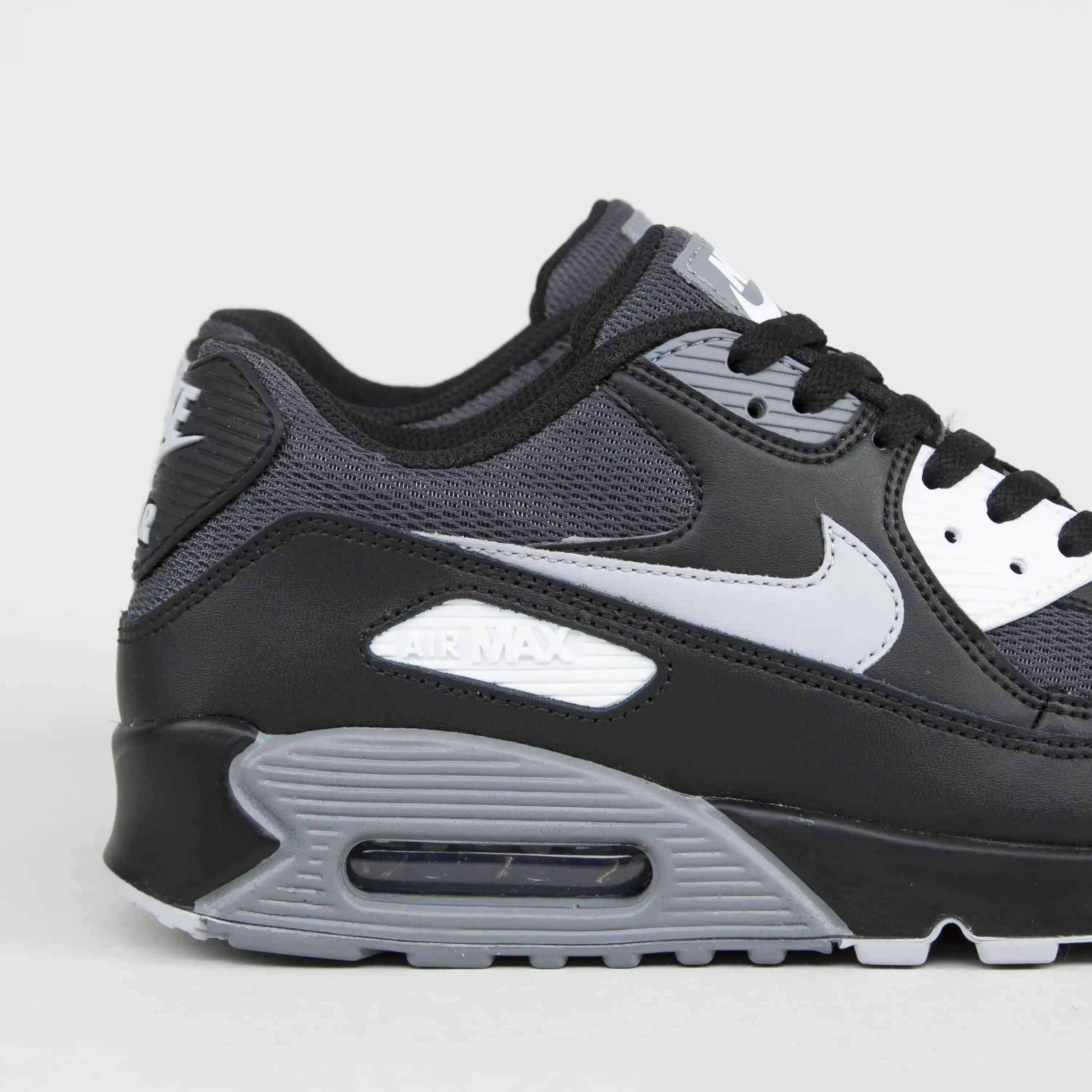 Nike Air Max Essential 90: Konfor ve Şıklığı Bir Arada Sunan Modern Spor Ayakkabı
