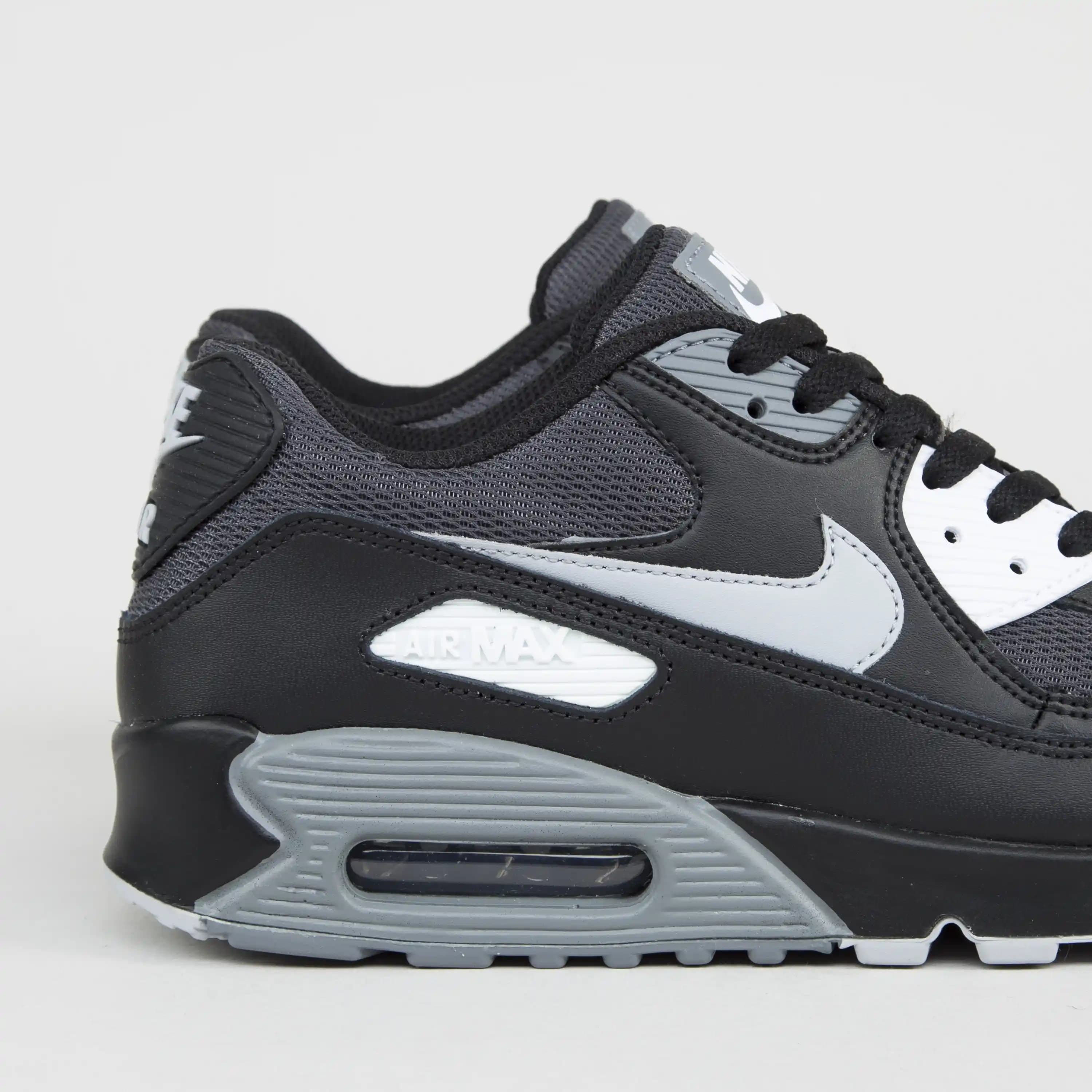Nike Air Max Essential 90: Konfor ve Şıklığı Bir Arada Sunan Modern Spor Ayakkabı