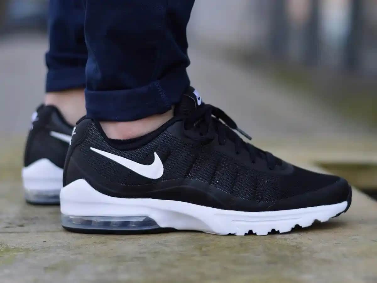 Nike Air Max Invigor: Teknolojik Yeniliklerle Konfor ve Şıklık Sunan Spor Ayakkabı