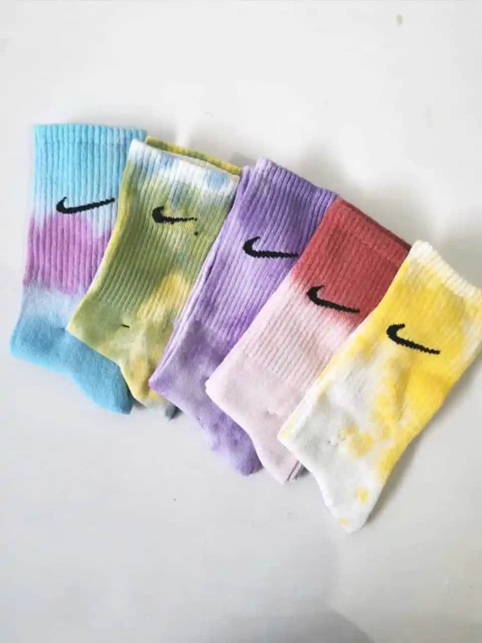 Nike Batik Çoraplar: Modern Tasarım ve Konforu Bir Arada Sunan Stil Ögesi