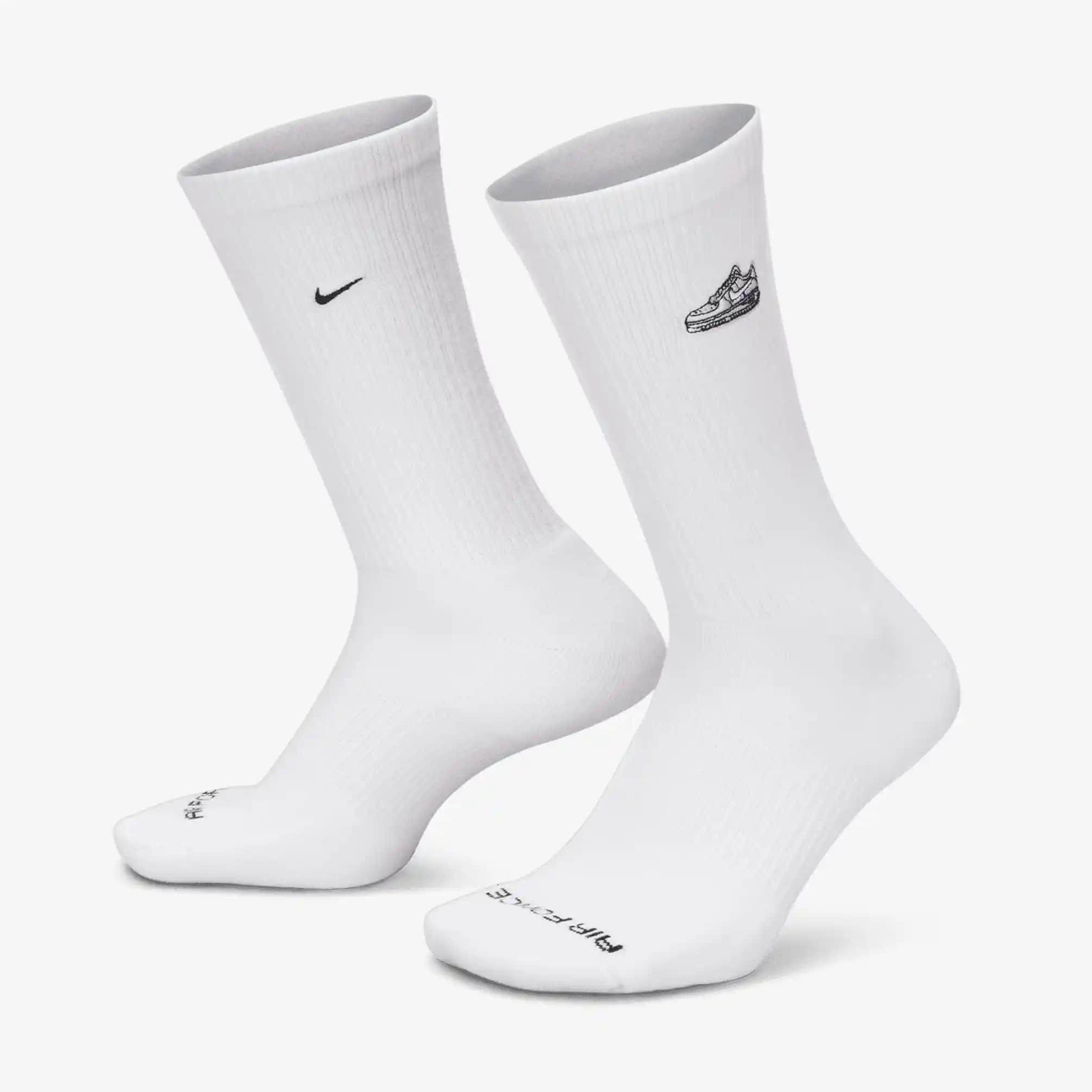 Nike Bayan Çorapları: Konfor ve Şıklığı Bir Arada Sunan Modern Tasarımlar