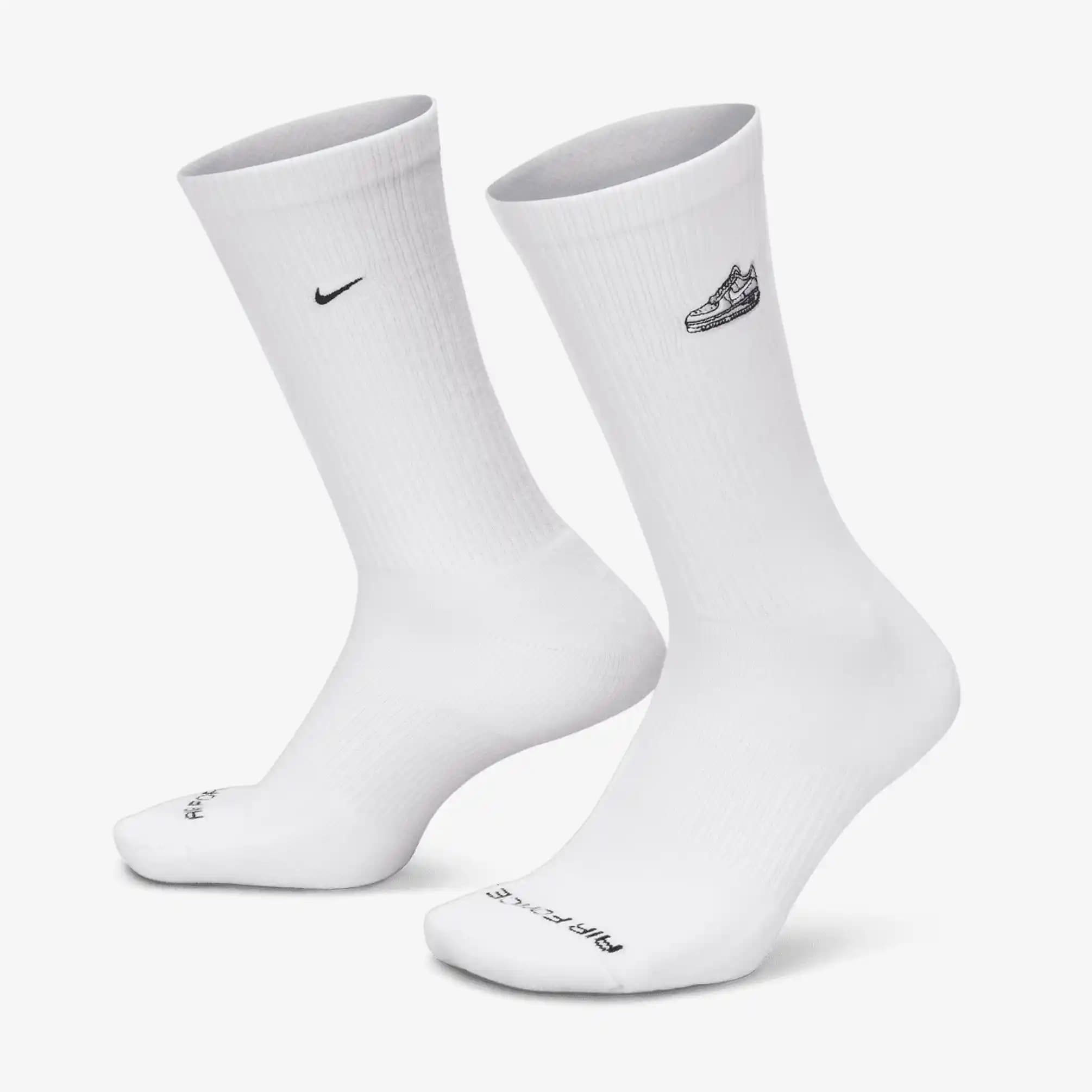 Nike Bayan Çorapları: Konfor ve Şıklığı Bir Arada Sunan Modern Tasarımlar