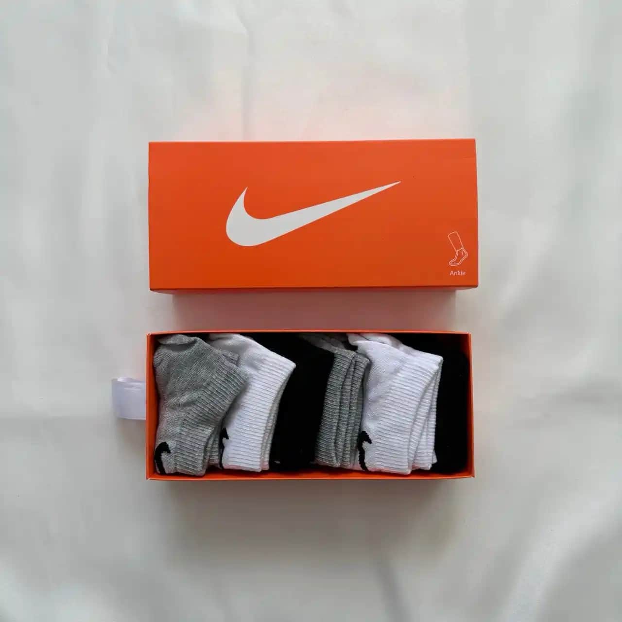 Nike Bilek Çorapları: Konfor ve Şıklığı Bir Arada Sunan Modeller ve Özellikler