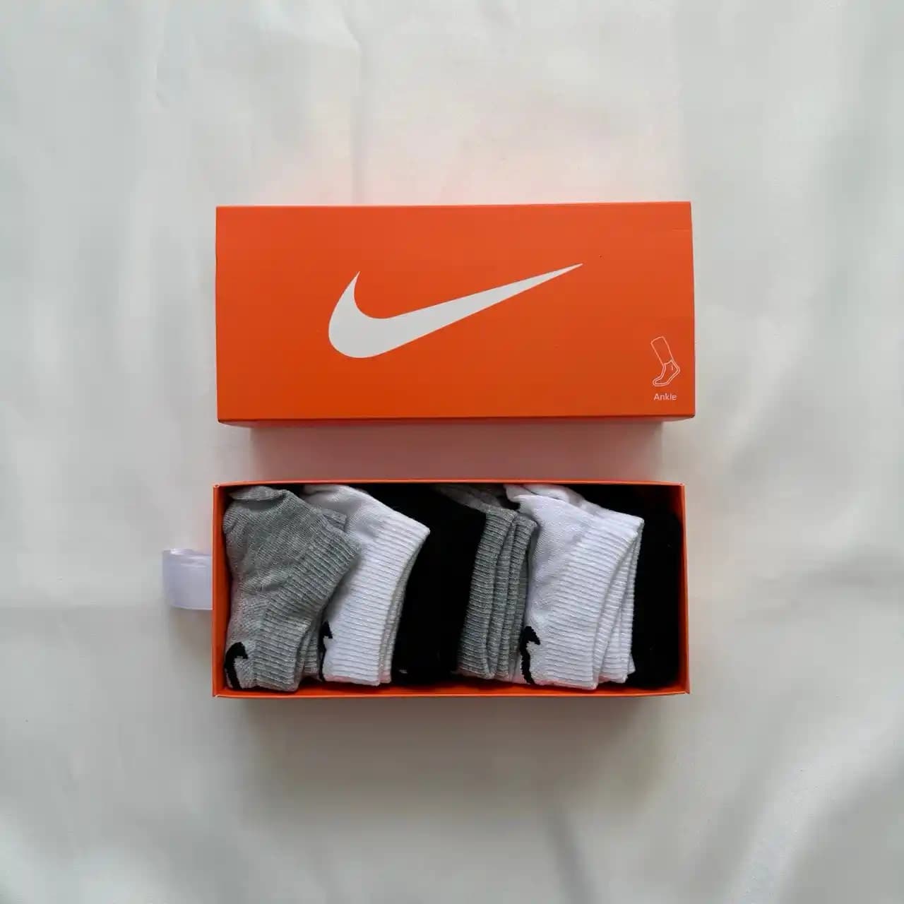 Nike Bilek Çorapları: Konfor ve Şıklığı Bir Arada Sunan Modeller ve Özellikler