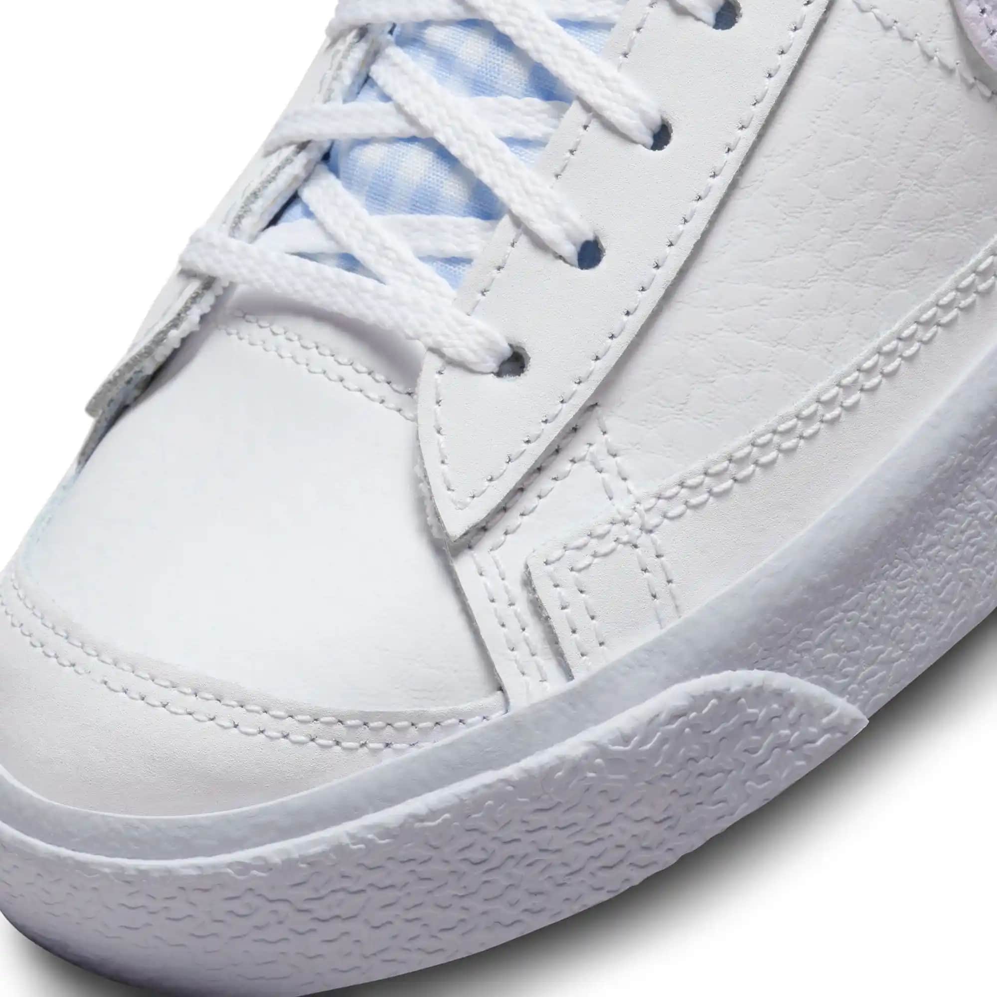 Nike Blazer GS Spor Ayakkabıları: Gençler ve Çocuklar İçin Stil ve Konforun Buluşması