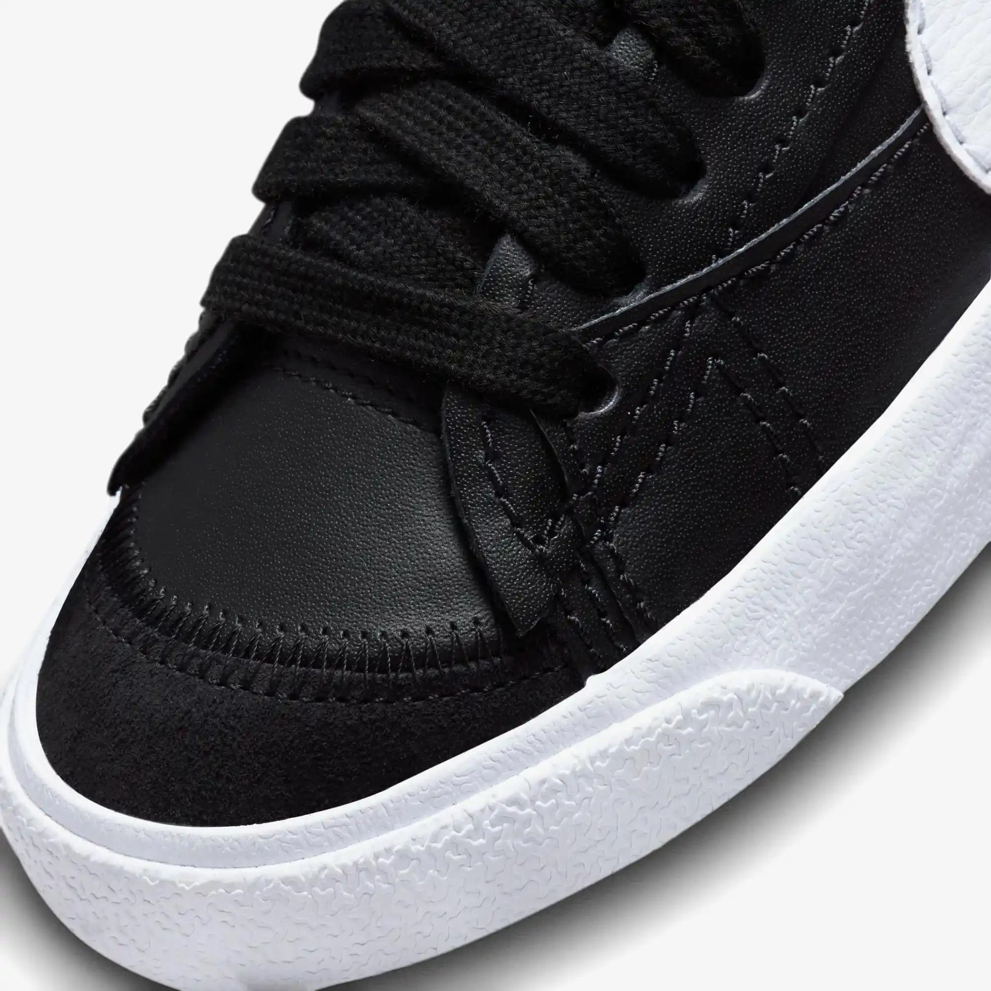 Nike Blazer Jumbo Siyah Spor Ayakkabıları ile Günlük Şıklık ve Konforun Buluşması