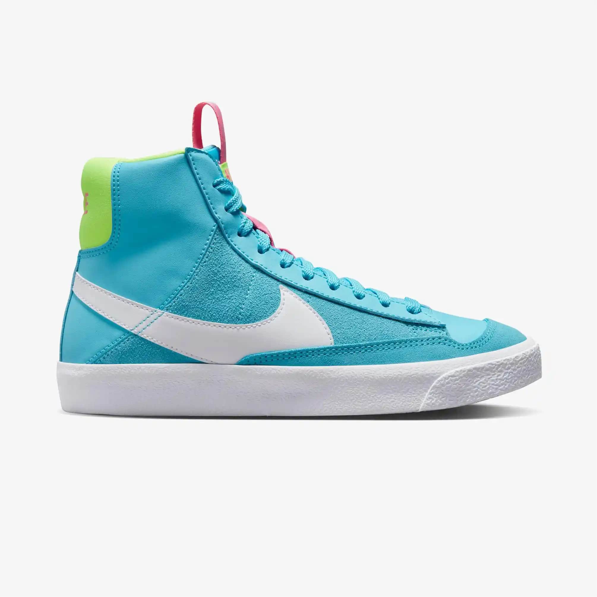 Nike Blazer Mavi Ayakkabı: Modern Tasarım ve Çok Yönlü Kullanım İmkanı