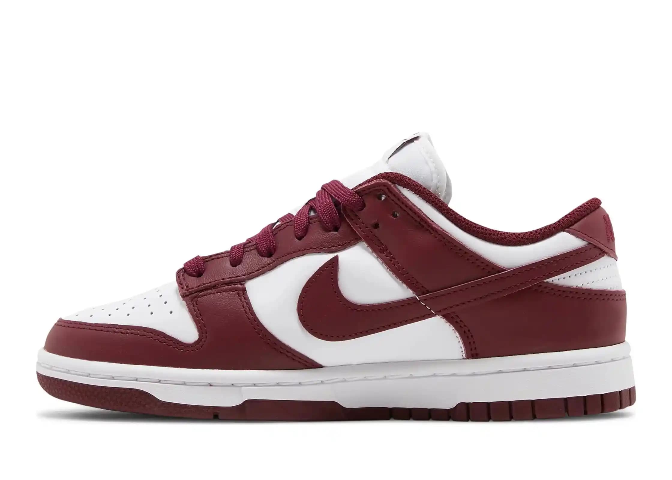 Nike Bordo Dunk: Şıklık ve Konforun Buluştuğu Modern Spor Ayakkabı Modeli