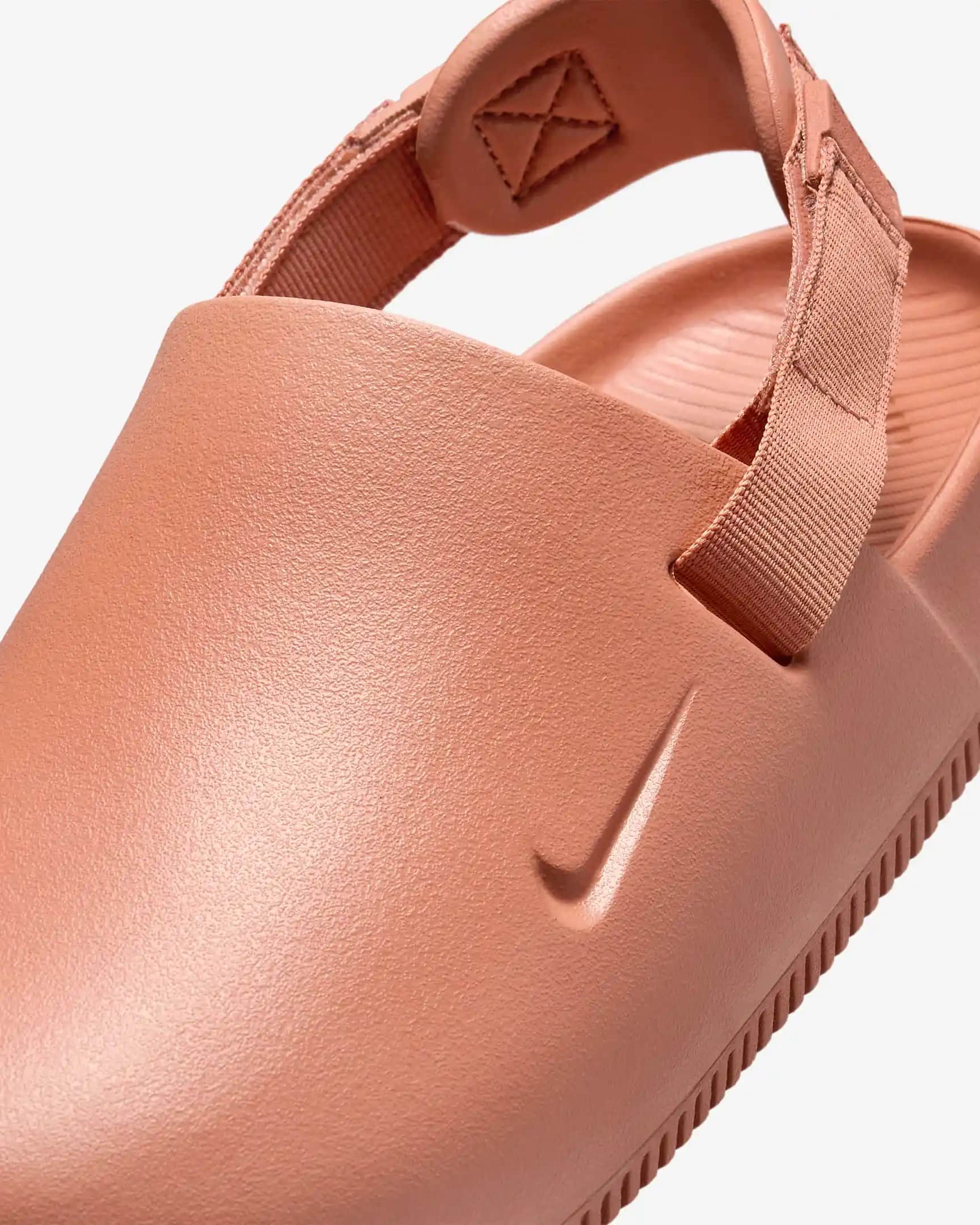 Nike Calm Mule: Günlük Konfor ve Şıklık Sunan Modern Minimalist Ayakkabı