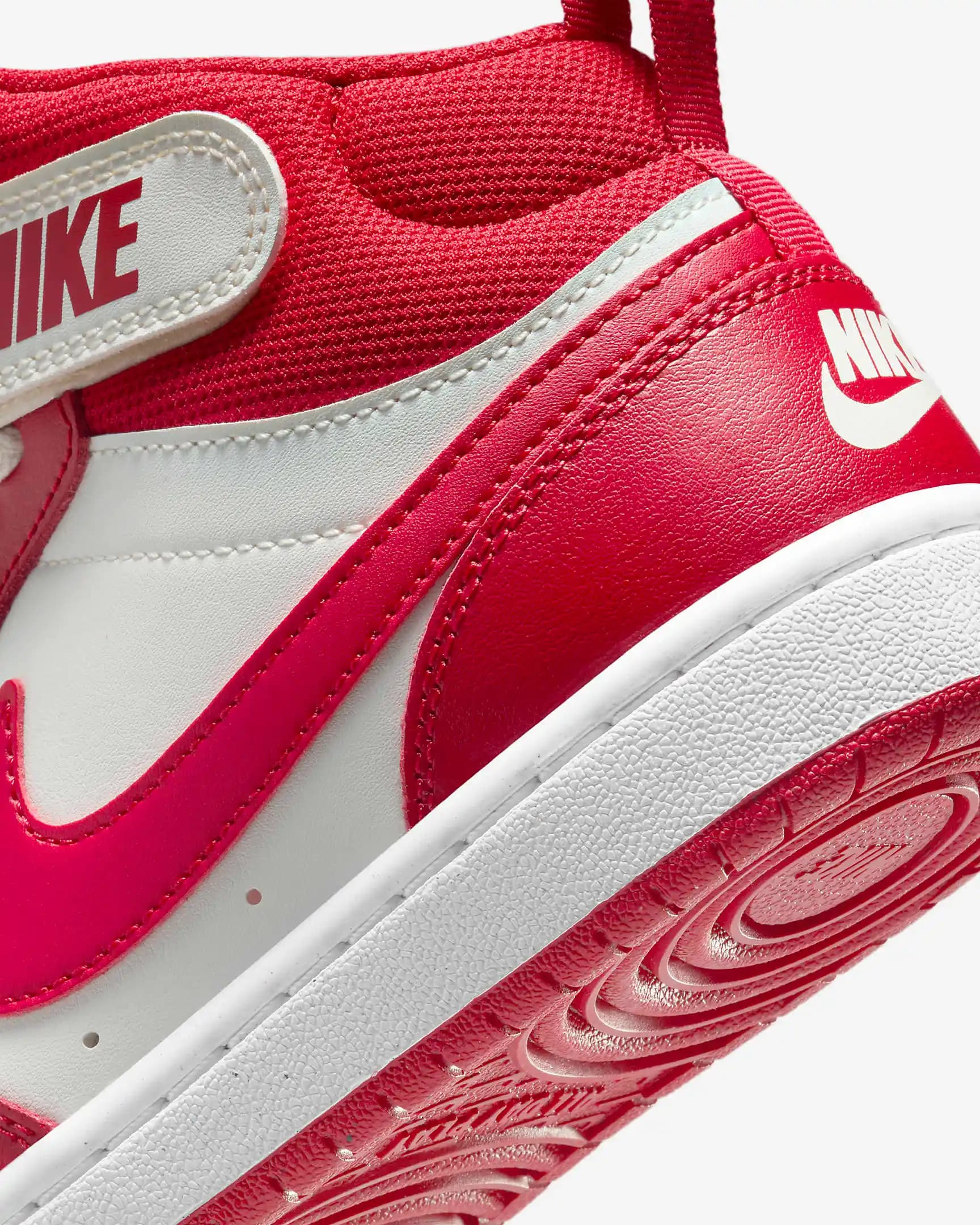 Nike Court Borough Mid 2: Şıklık ve Dayanıklılığı Bir Arada Sunan Spor Ayakkabı