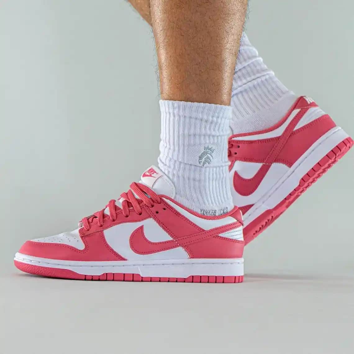 Nike Dunk Low Pink: Modern ve Renkli Tasarımıyla Günlük ve Spor Şıklığı Sunar