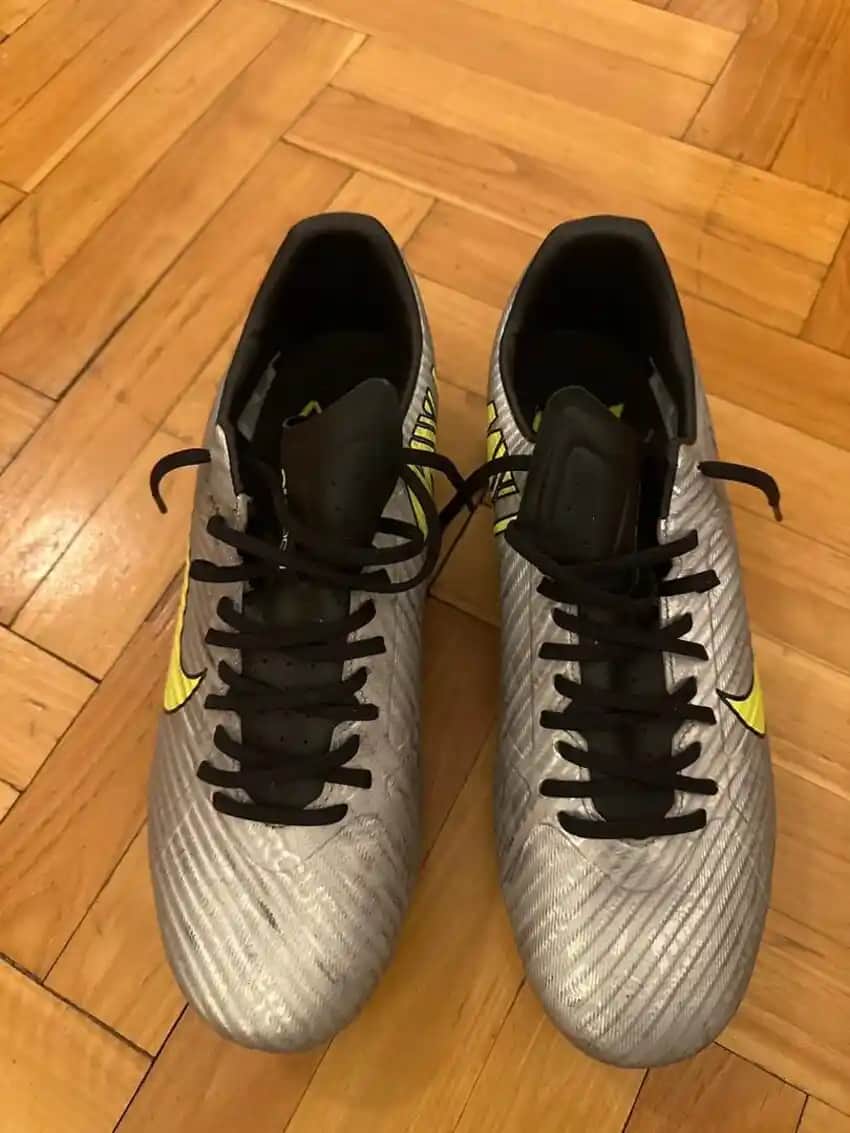 Nike Gri Turuncu Kramponlar: Performans ve Estetiği Bir Arada Sunan Futbol Ayakkabıları