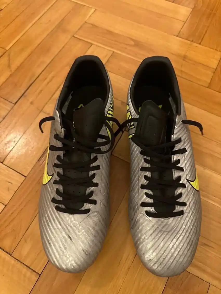 Nike Gri Turuncu Kramponlar: Performans ve Estetiği Bir Arada Sunan Futbol Ayakkabıları