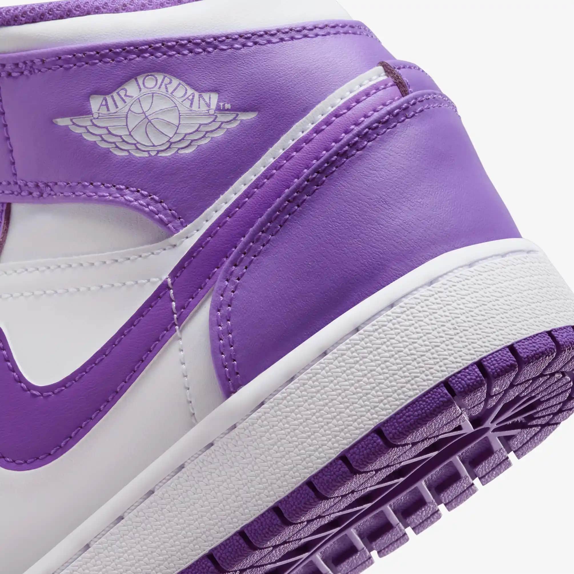 Nike Jordan Mor: Basketbol ve Sokak Modasının Modern Buluşması