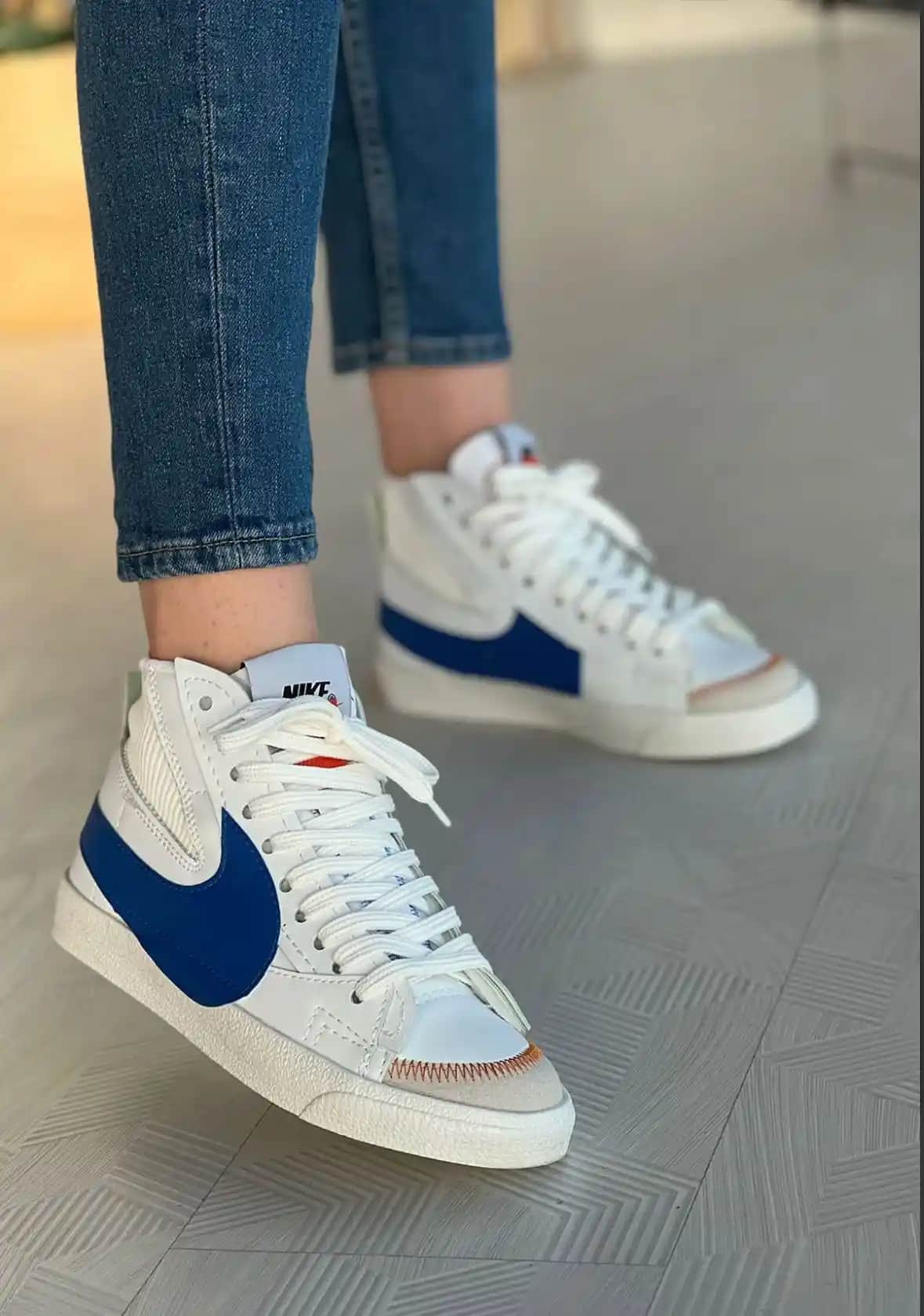 Nike Jumbo Mavi Spor Ayakkabısı: Şıklık ve Konforu Bir Arada Sunan Model