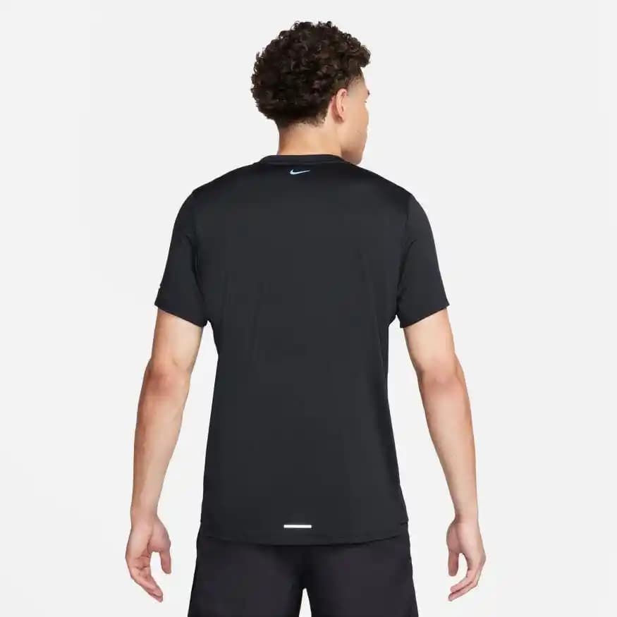 Nike Koşu Tişörtleri: Performans ve Konforun Bir Arada Sunulduğu Modern Spor Giyim Seçenekleri