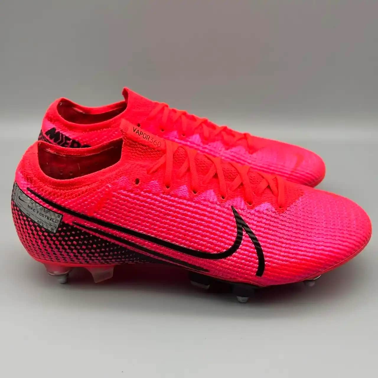 Nike Mercurial Vapor 13: Hız ve Çevikliği Artıran Modern Futbol Ayakkabısı