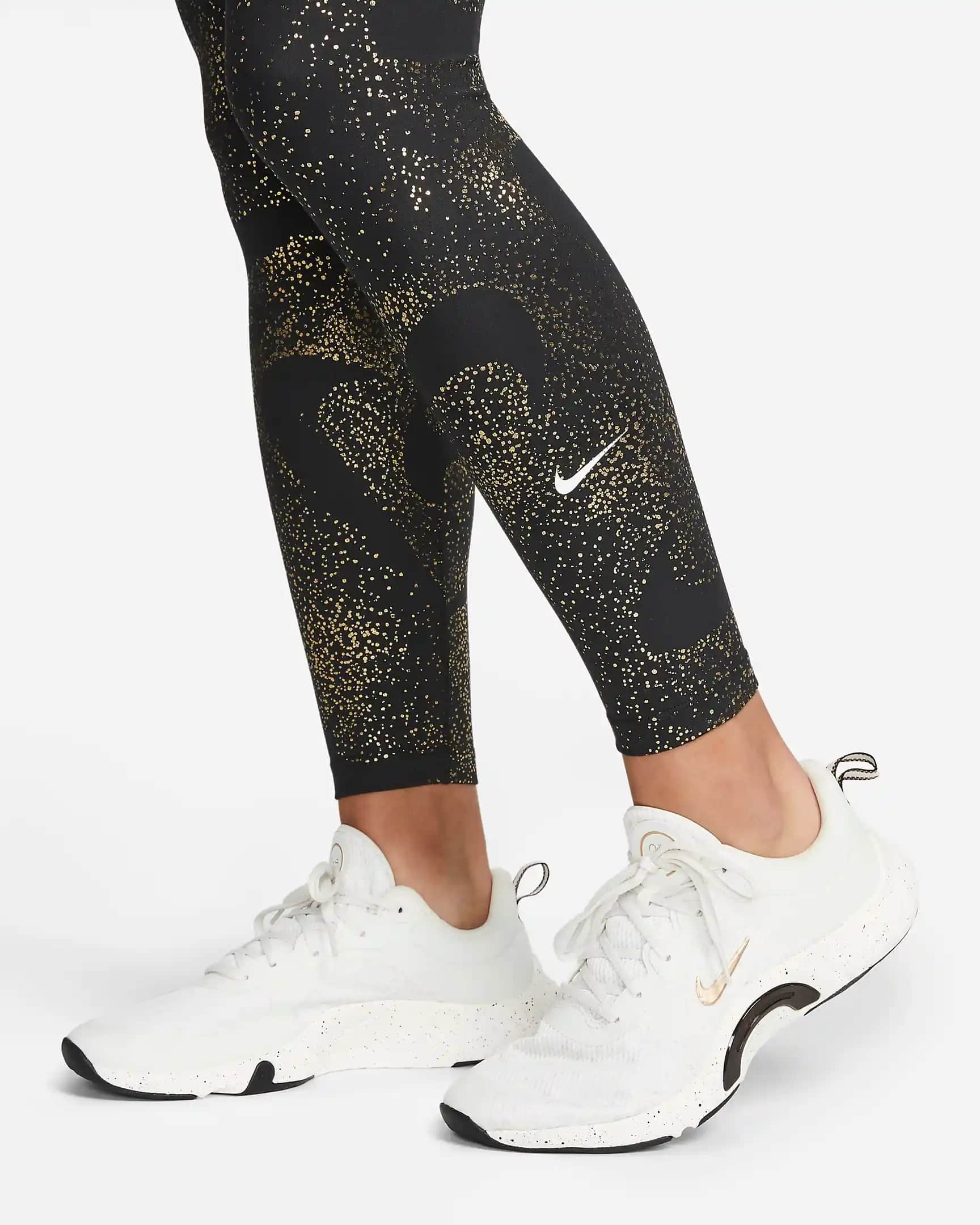 Nike One: Spor ve Günlük Kullanım için Çok Yönlü Şıklık ve Konfor Sunan Ürünler