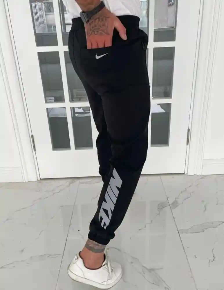 Nike Paraşüt Eşofman Altı: Konfor ve Şıklığı Bir Arada Sunan Modern Spor Giyim Parçası